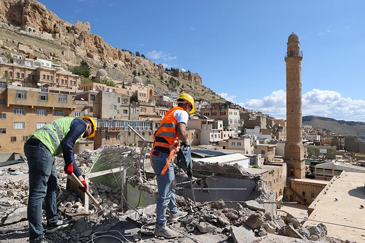 Tarihi kent Mardin’in dokusunu bozan betonarme binaların yıkımına yeniden başlandı