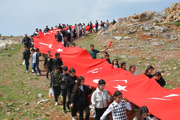 Cudi Dağı’nda 105 çocukla 105 metre uzunluğunda Türk bayrağı açıldı