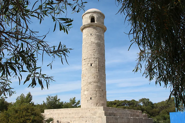 Yeniden ayağa kaldırılan Patara Deniz Feneri çevre düzenlemesinin ardından ziyarete açılacak