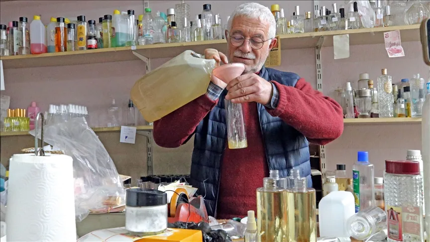 Muğla’nın 47 yıllık kolonyacısı, özel ürettiği kokularla yoğun mesaisi