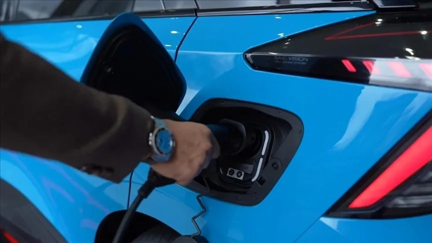 İngiltere, elektrikli araç üreticilerine yönelik kurallarını yumuşattı