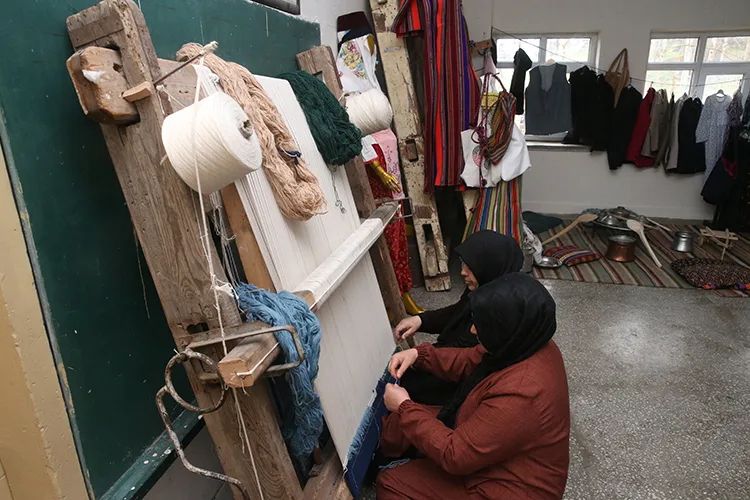 Tokat Halaçlı’da kadınlar, 25 yıldır ara verdikleri halı dokumacılığına yeniden başladı