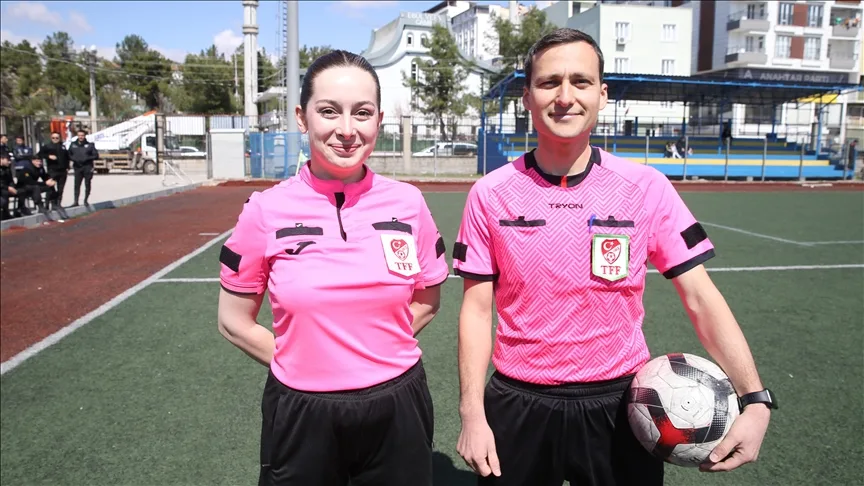 Futbol hakemi çift, yeşil sahalarda birlikte maç yönetiyor