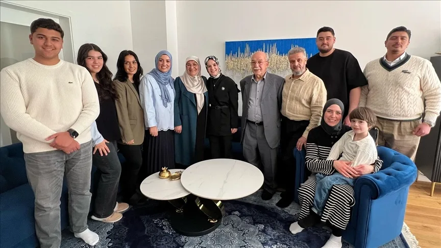 Bakan Göktaş’tan Berlin’deki ilk kuşak Türk ailelerine ziyaret