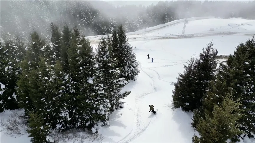 Kümbet Yaylası’nda ilkbaharda yağan karda snowboard keyfi yaşadılar