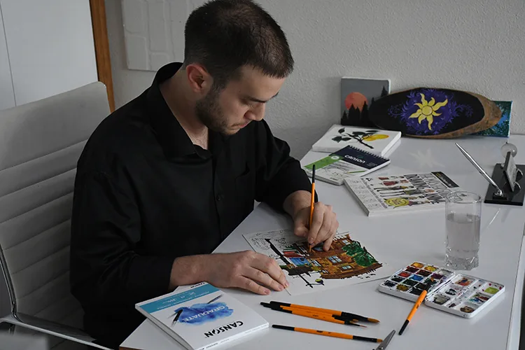 Resim tutkunu eczacı iş yerinin duvarlarını tablolarıyla süsledi