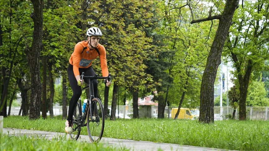 Boşnak sporcu, bir hastaya yardım toplamak için koşarak ve bisiklet sürerek İstanbul’a ulaşacak