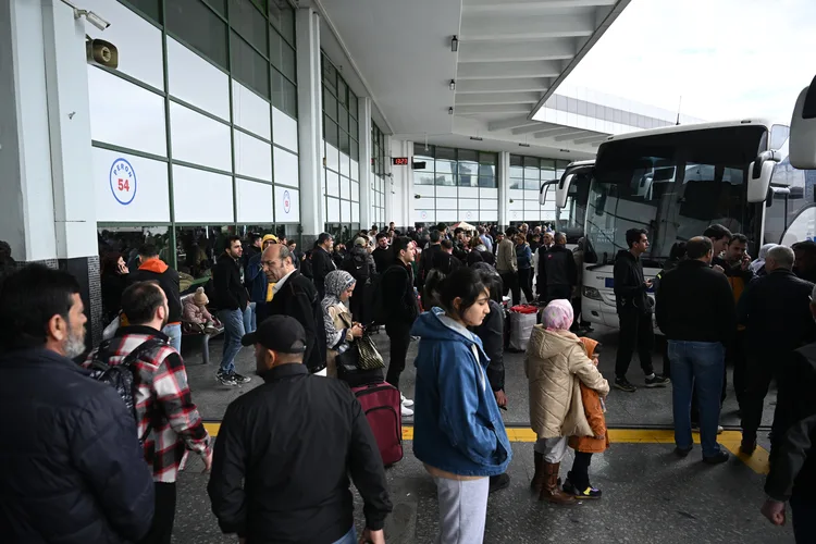 Bayram tatilinin son gününde yollarda dönüş yoğunluğu yaşanıyor