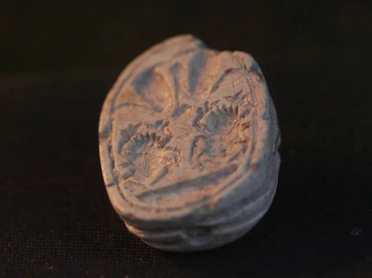 Üç Yaşındaki Çocuk, Tel Azekah Arkeolojik Sit Alanında 3.800 Yıllık Kenanlı Foku Keşfetti