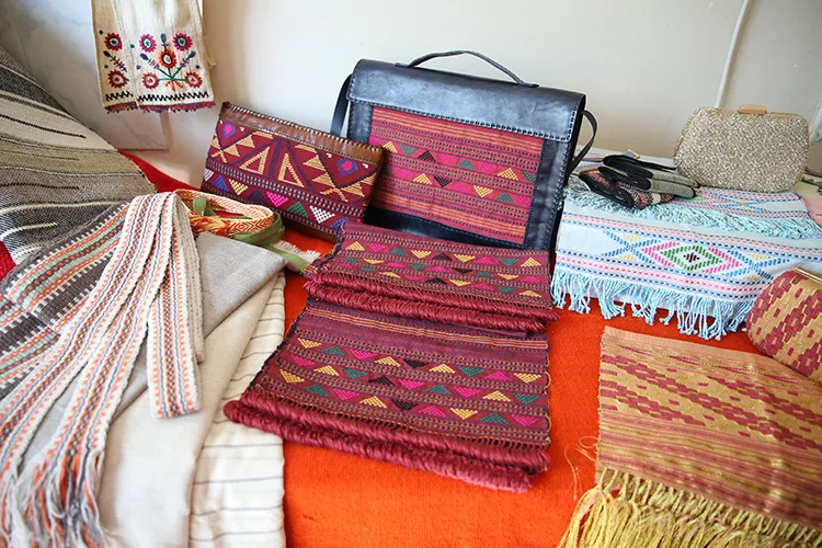 Kızının yöresel kıyafet isteğiyle başladığı kınalı dokuma sanatını geleceğe taşıyor