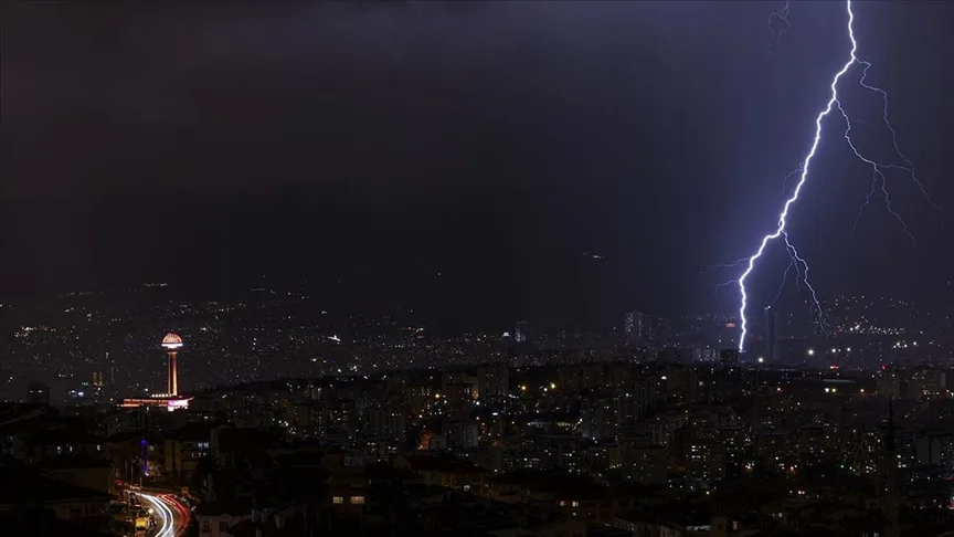 Ankara’da gök gürültülü sağanak ve dolu etkili oldu