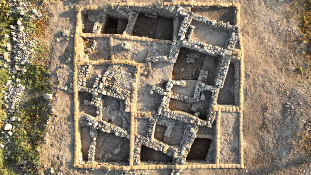 Megiddo’daki Antik Çanak Çömlek Buluntusu