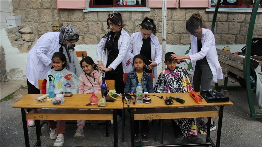 Kayseri’de kırsaldaki ilkokul öğrencileri, liseli ablalarıyla eğlenceli vakit geçirdi