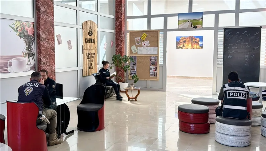 Polisler, öğrencilerin atıkları geri dönüştürdüğü kafede dinleniyor