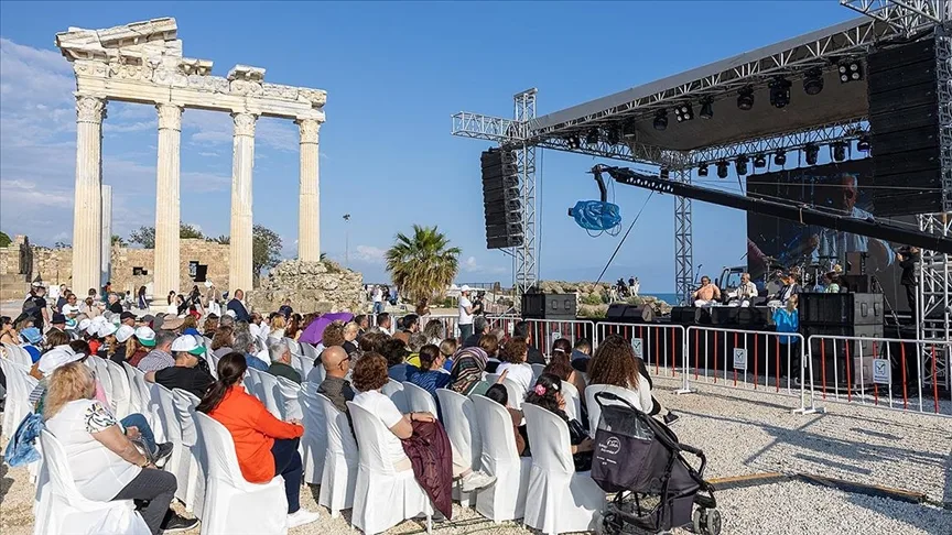 Apollon Tapınağı’nda Girit ve Türk müzikleri seslendirildi