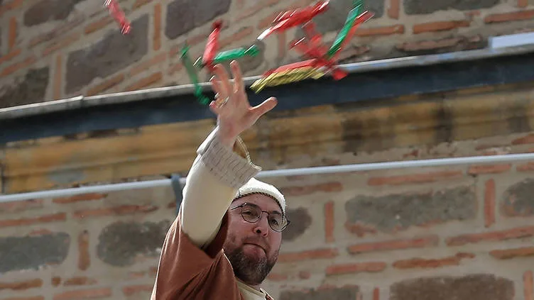 Manisa’da 8 ton mesir macunu halka saçıldı