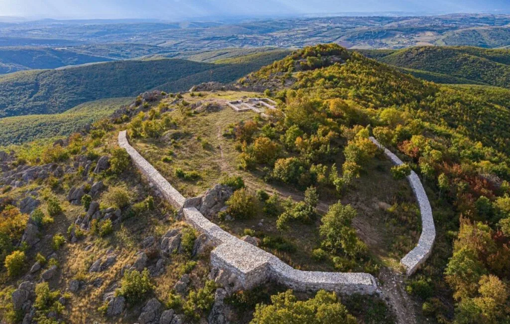 Antik Surların Sırları: Kosova’daki Vuçak Kalesi’nde Ortaya Çıkarılan 1.700 Yıllık Roma Sunağı