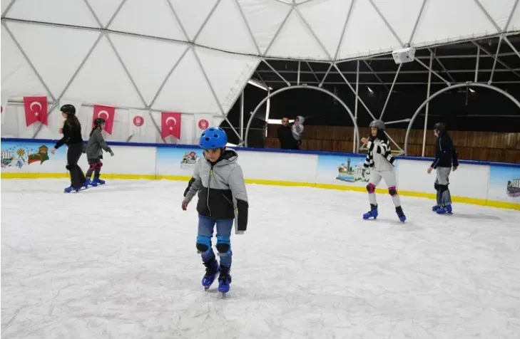 Keçiören’de Buz Pateniyle Kış Keyfi