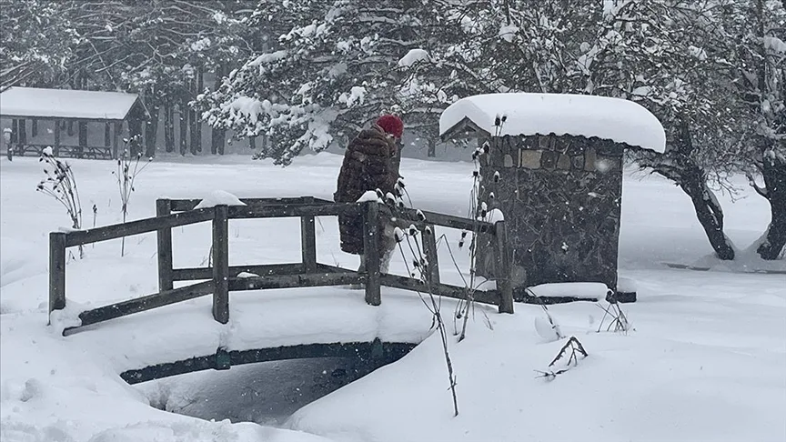 Doğaseverler Abant’ta nisanda yağan karın keyfini çıkardı