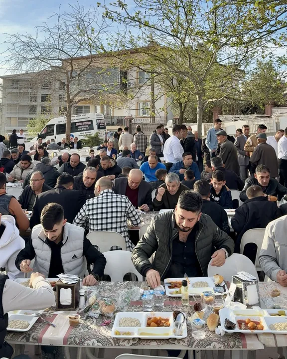 Denizli’de mahalleli imece usulü bayram yemeği geleneğini sürdürüyor