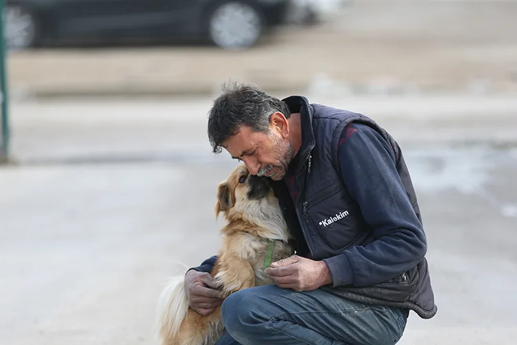 Hataylı esnaf deprem sırasında uyanmasını sağlayan köpeğini yanından ayırmıyor
