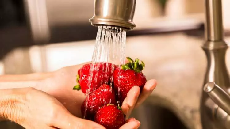 Çilekleri muslukta yıkayanlara kötü haber! Yıllardır yanlış biliyormuşuz