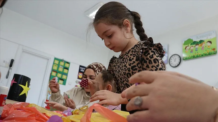 Minik öğrenciler atık malzemelerden kıyafet yaparak geri dönüşümü öğreniyor