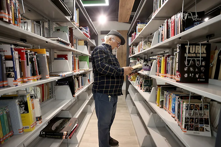 “İkinci evim” dediği kütüphanede 62 yıldır kitap okuyor