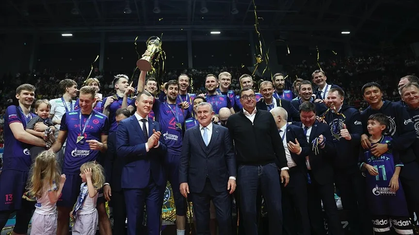 Bakan Bak, Rusya’da voleybol finalini izledi, şampiyon takıma kupasını verdi