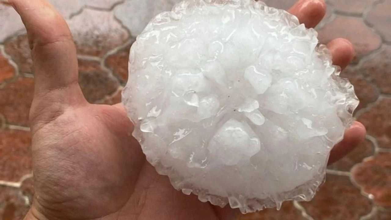 Pakistan’da dolu yağdı! Tenis topu büyüklüğünde!