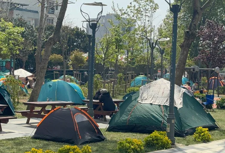 Deprem endişesi yaşayan vatandaşlar parklarda kalmaya devam ediyor