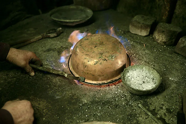 Kocaeli’de emektar kalaycı 54 yıldır bakırı parlatıyor