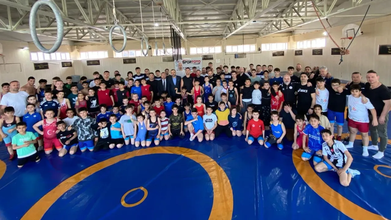 Sakarya Büyükşehir’den güreşçilere moral ziyareti