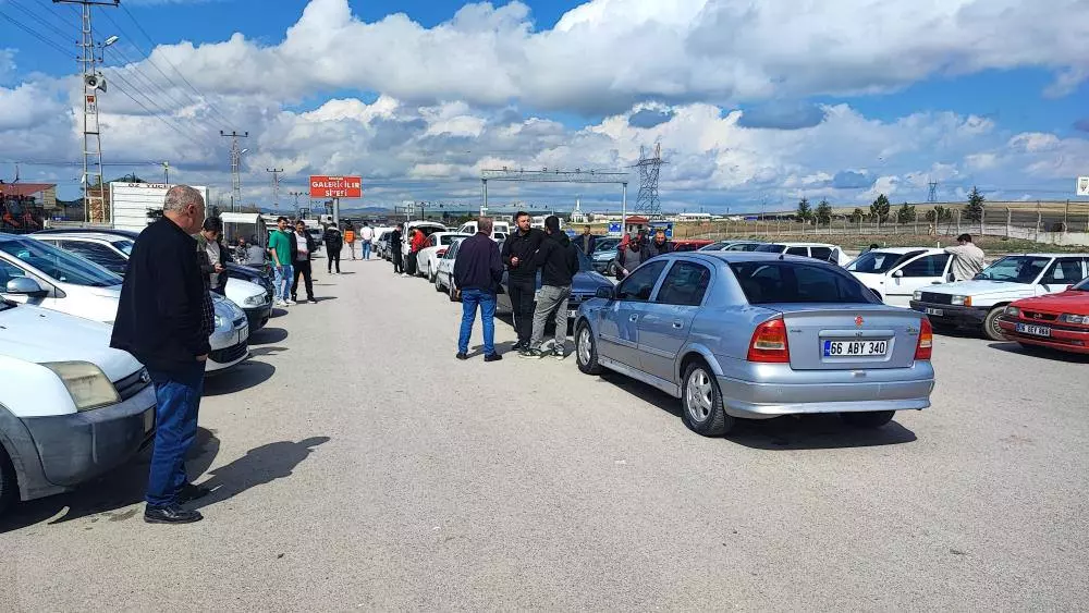 İkinci el oto pazarındaki araçlara bakan çok, alan yok