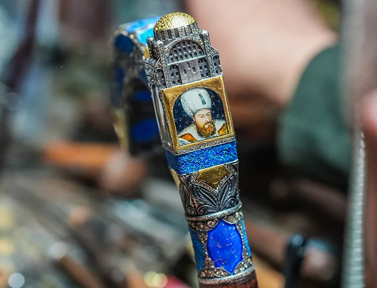 Türk tarihine yön veren isimleri bastonlara nakşetti