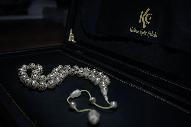 Erzurumlu nakkaş 2 ay boyunca günde 6 saat çalışarak koleksiyonluk tespih üretti