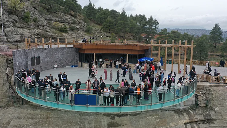 Ali Kayası Cam Terası bayram tatilinde ziyaretçilerini ağırlıyor