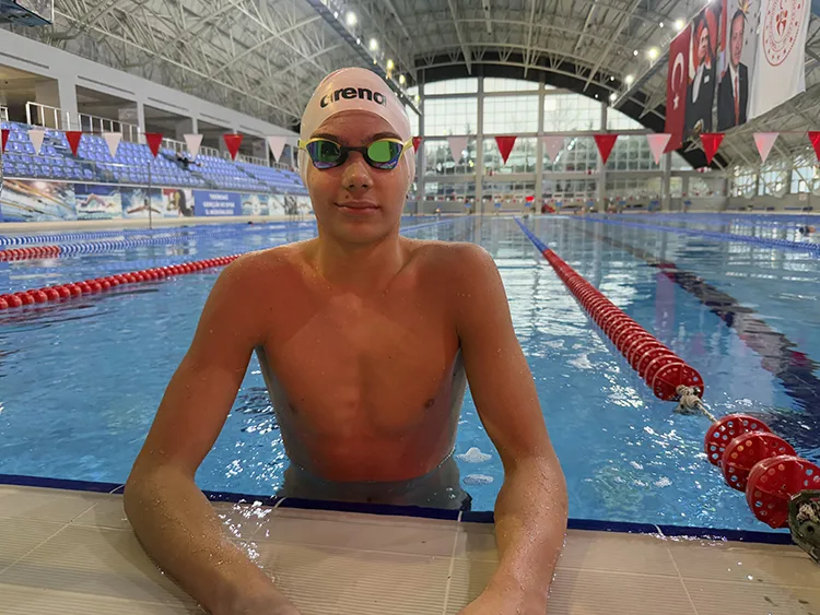 Yüzmede 80 madalyası bulunan genç sporcu, EYOF hedefi için kulaç atıyor