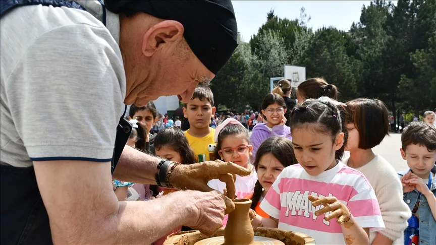 Bilecik’in 70 yıllık çömlek ustası, okullarda verdiği eğitimle sanatını geleceğe taşıyor