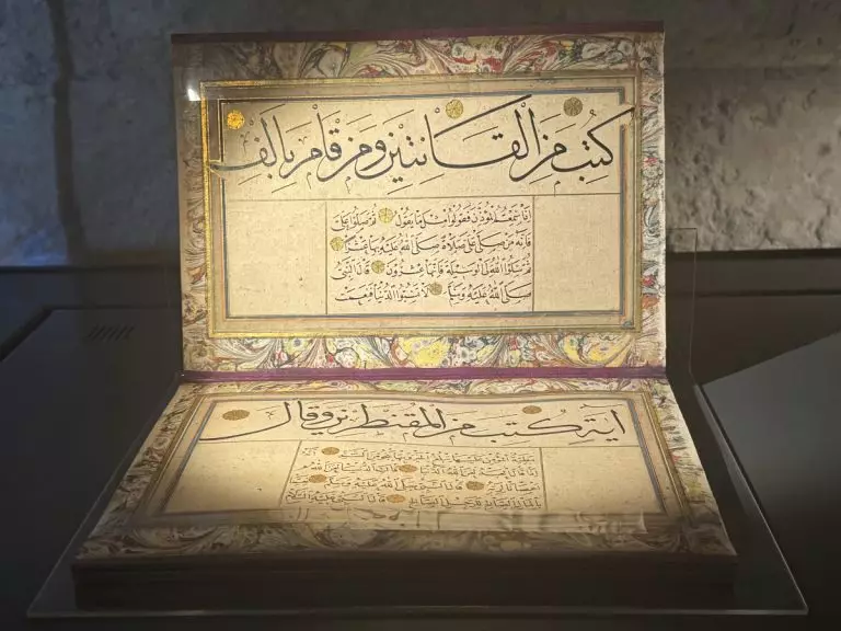 ‘Suya Saklanan Renkler’: Ebru sergisi göz kamaştırıyor