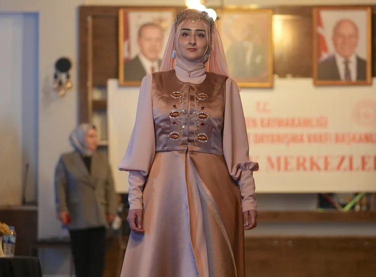 Erzurum’da “Palandöken’in Eteğinde Türk Motifleri Defilesi” yapıldı