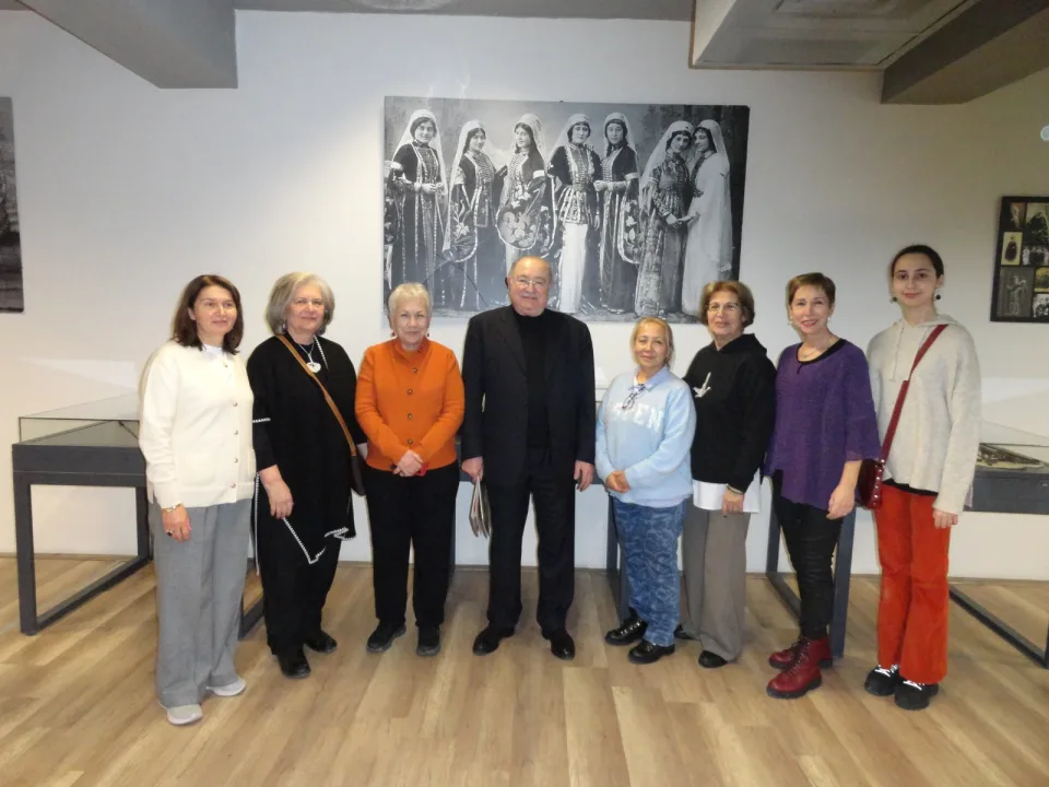 Eli ışık saçan idealist kadınlar