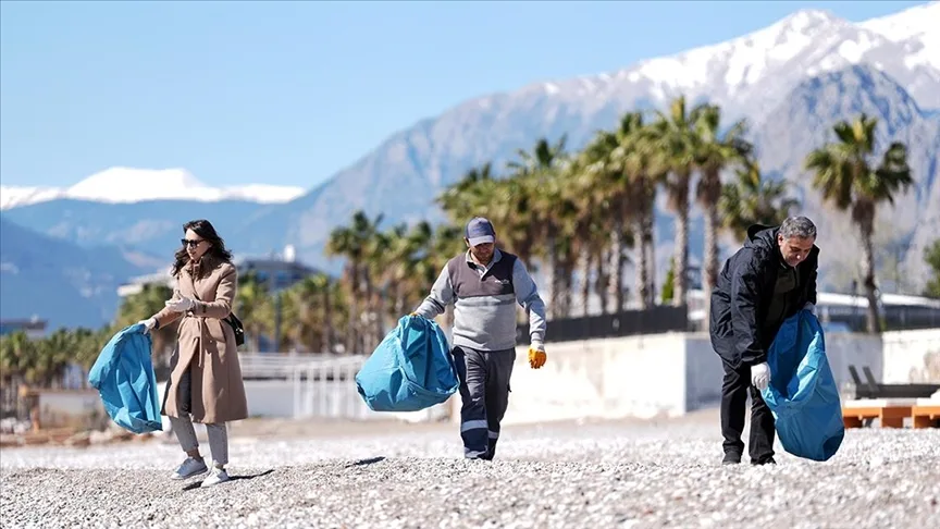 Antalya Konyaaltı Sahili’nde çevre temizliği yapıldı