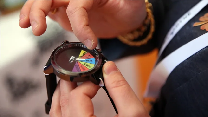 Özel çocuklardan özel bireylerin günlük hayatını kolaylaştıracak saat