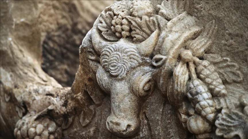 “Gladyatörler kenti” Stratonikeia’da 2 bin yıl öncesine ait girlandlı lahit bulundu