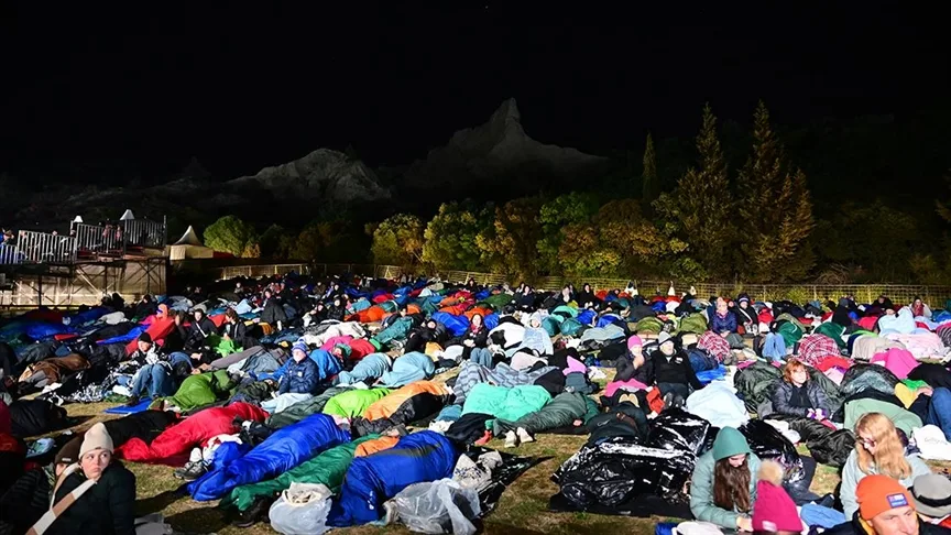Avustralya ve Yeni Zelandalılar “Şafak Ayini” için Anzak Koyu’na geldi