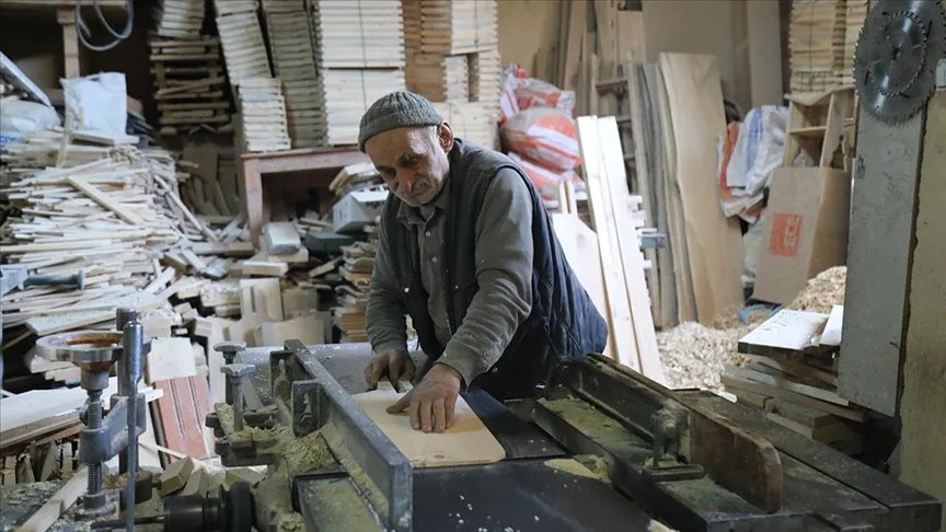 Ankara’da marangoz ustası, babasından öğrendiği mesleği 55 yıldır sürdürüyor