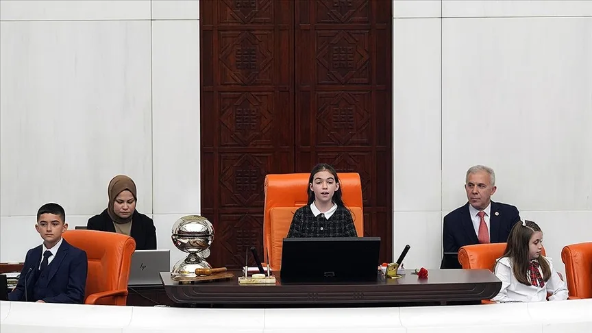 TBMM çocuk özel oturumunu 4. sınıf öğrencisi Berra Koramaz yönetti