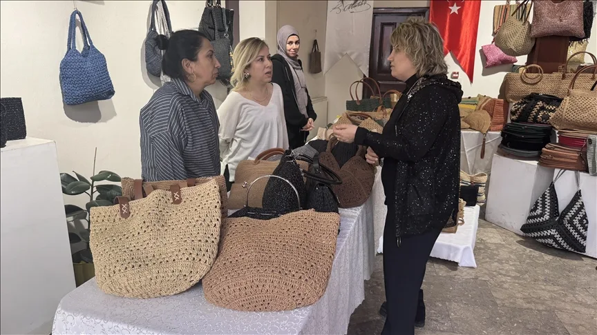 İnternetten hasır çanta yapımını öğrenip dükkan açtı