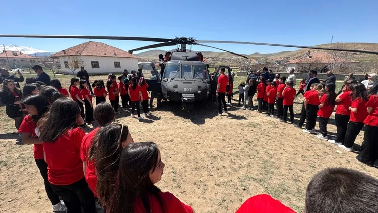 Milli Savunma Bakanlığı, Konyalı öğrencilerin helikopter görme hayalini gerçeğe dönüştürdü